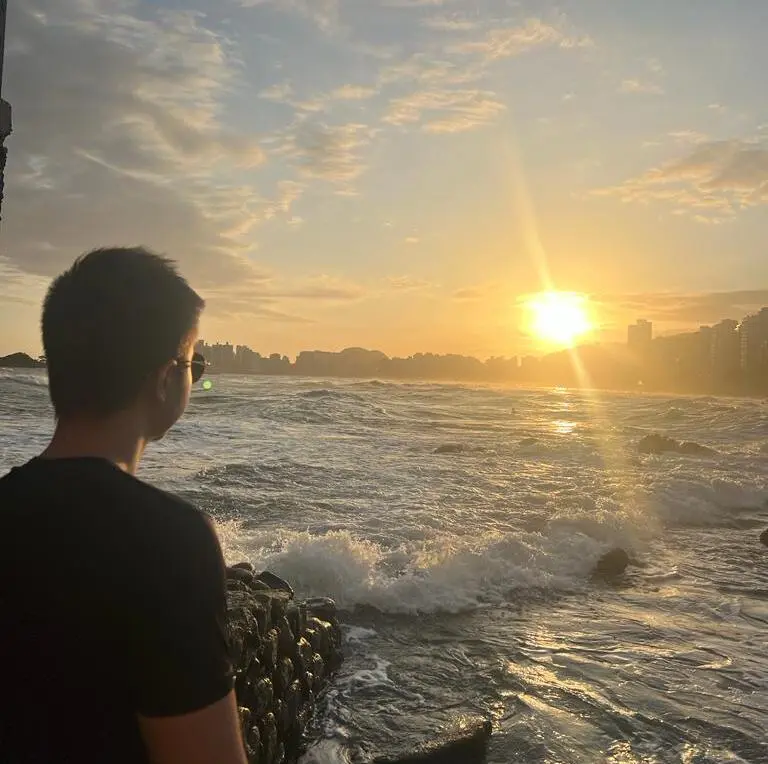 Foto de Nicholas Gerade de costas na Beira da Praia